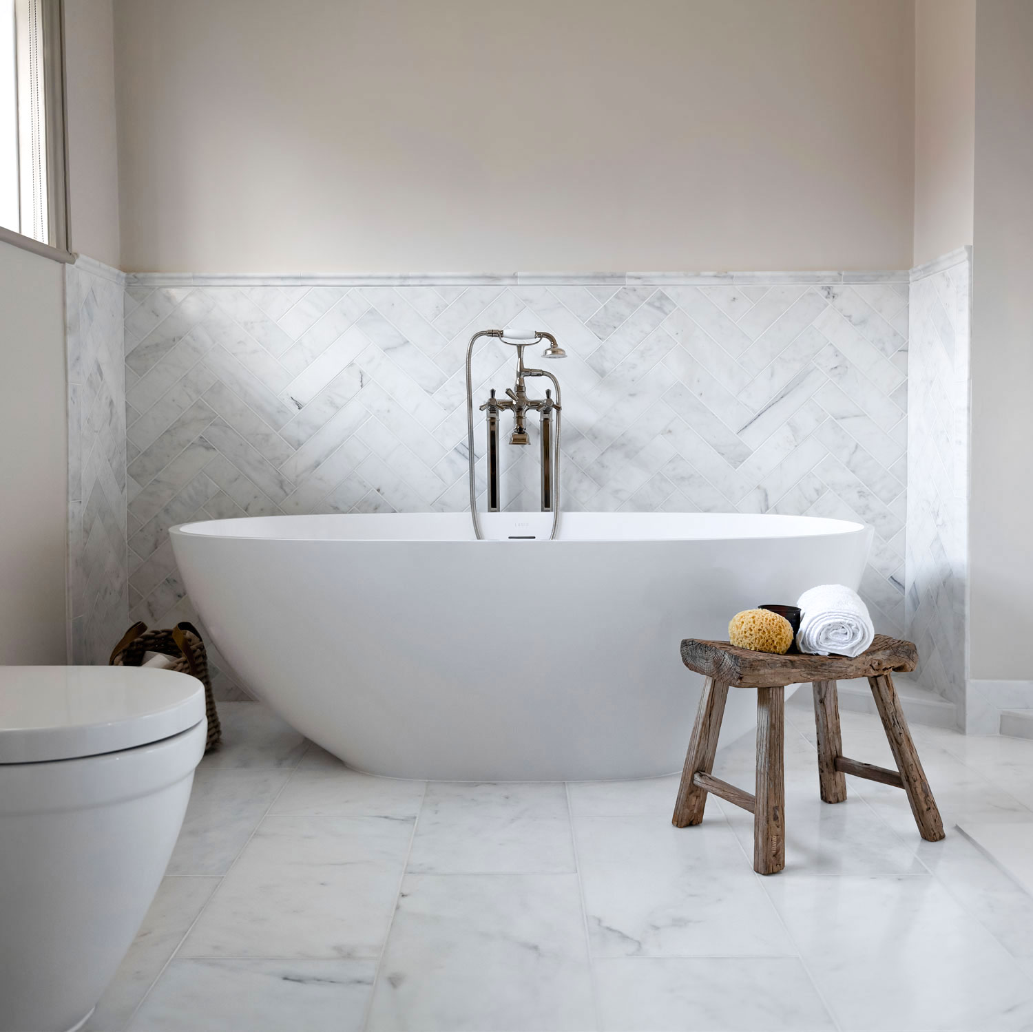 Calacatta-White-Marble-Btahroom-Herringbone-Wall-Floors