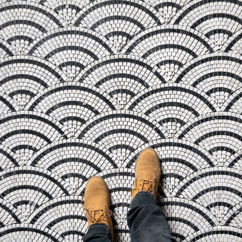 Marble-Fan-Mosaic-Tiles-Mix-Calacatta-Nero-Marquina